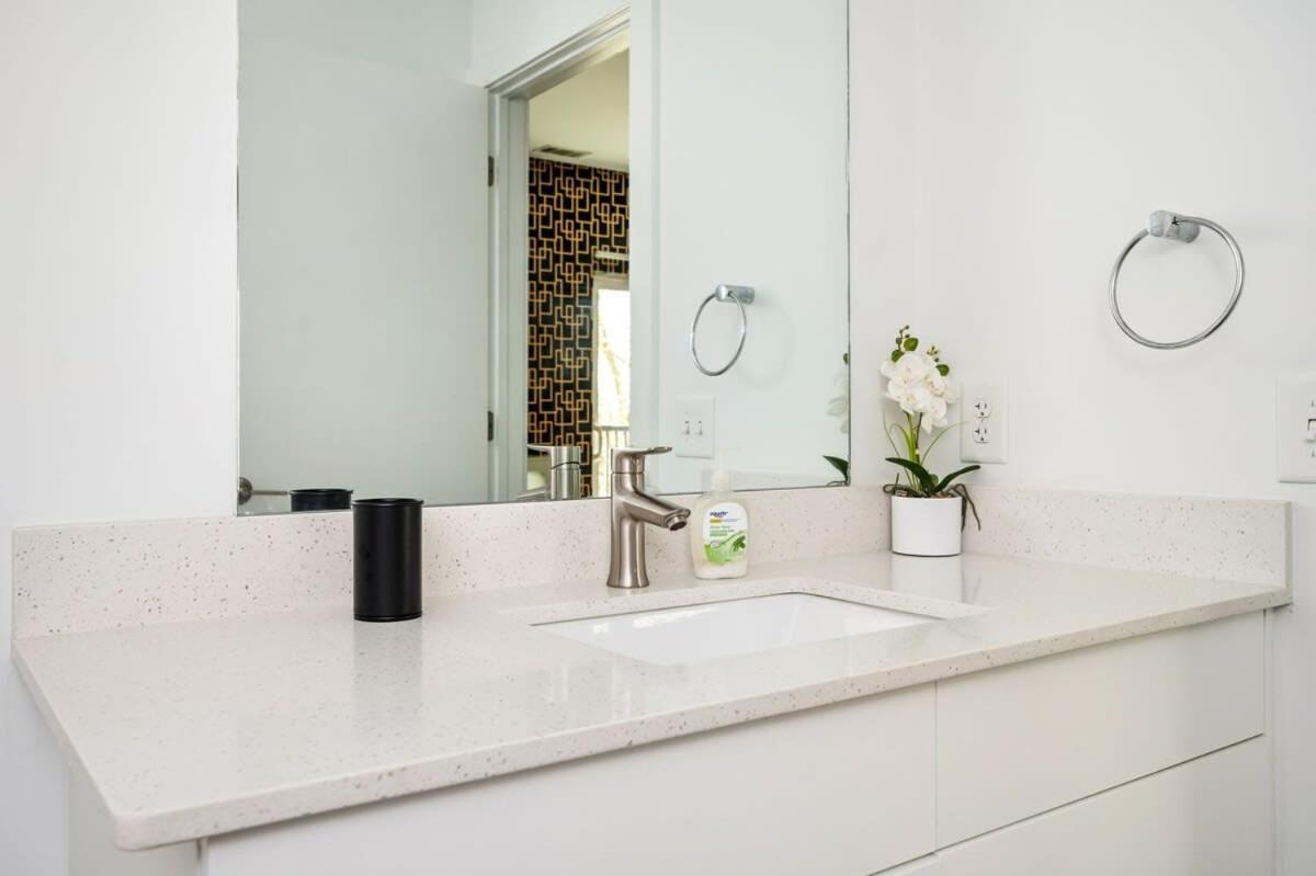 Ferienhaus Brand New With Balcony Washer Dryer 542blvd *