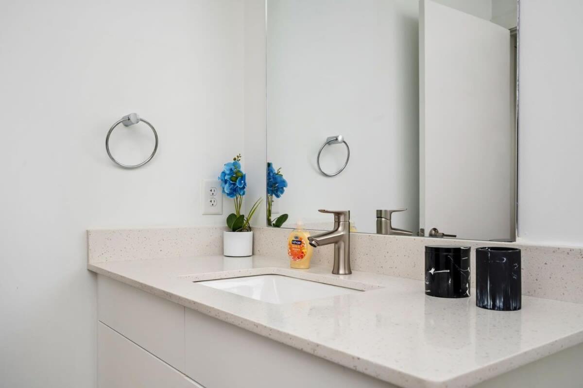 Brand New With Balcony Washer Dryer 542blvd