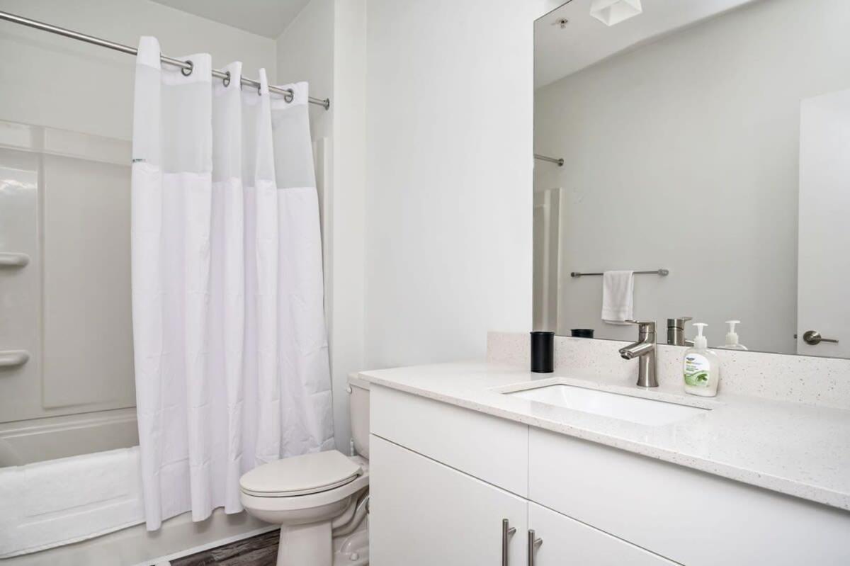Brand New With Balcony Washer Dryer 542blvd Holiday home